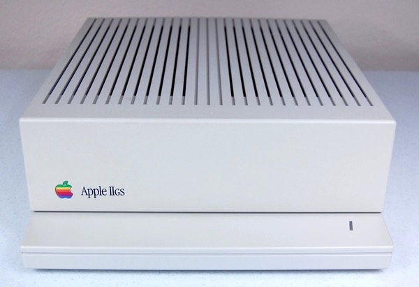 Apple IIGS - Front up