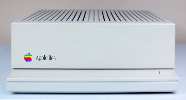 Apple IIGS - Front